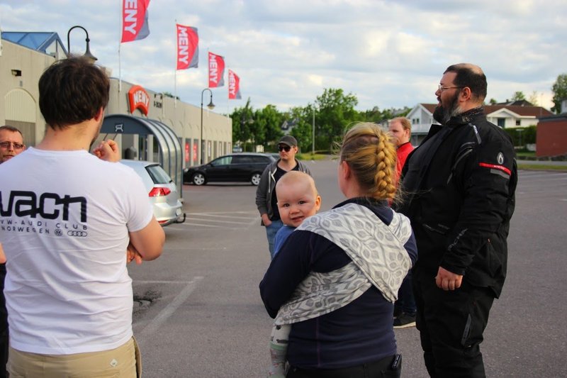 Bildet kan inneholde: 3 personer, himmel og utendørs