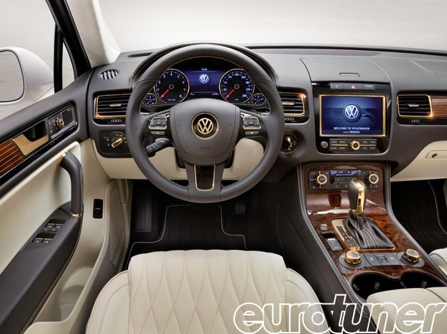 eurp_1102_05_o+vw_touareg_gold_edition_c