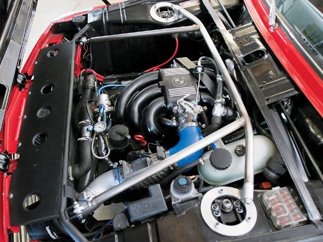 eurp_0709_03_z+1969_bmw_2002+engine.jpg