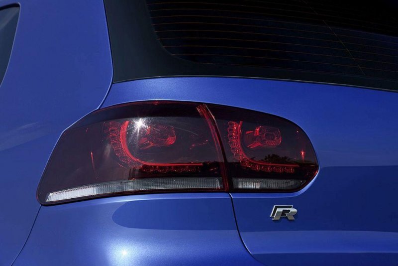 2010-volkswagen-golf-r20-03.jpg