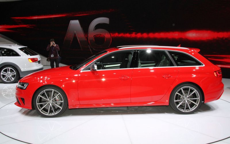2013-audi-RS4-avant-left-side-view.jpg