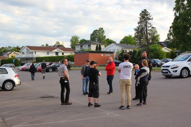 Bildet kan inneholde: 1 person, står, tre, himmel og utendørs