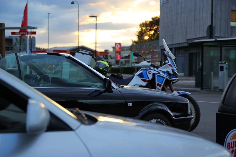 Bildet kan inneholde: bil, himmel og utendørs