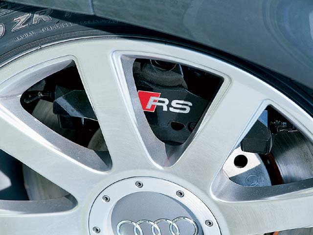 0211_05zoom+2003_Audi_RS_6+Close_Up_Brak