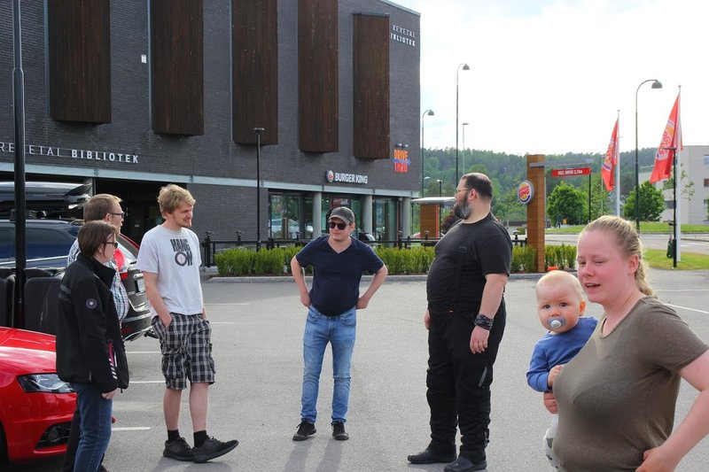 Bildet kan inneholde: 3 personer, inkludert Beatrice Nykaas, folk som står, sko og utendørs