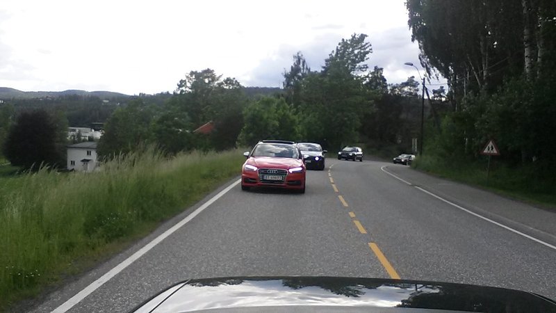 Bildet kan inneholde: himmel, tre, bil, utendørs og natur