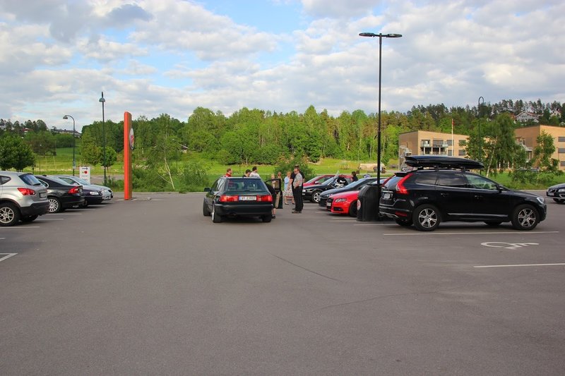 Bildet kan inneholde: bil, himmel, sky, tre, utendørs og natur