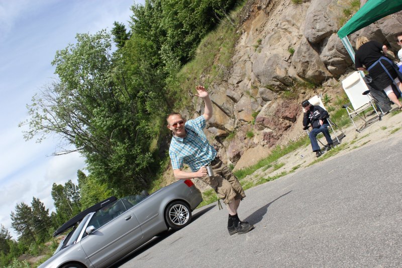 Bildet kan inneholde: 1 person, smiler, barn, shorts og utendÃ¸rs