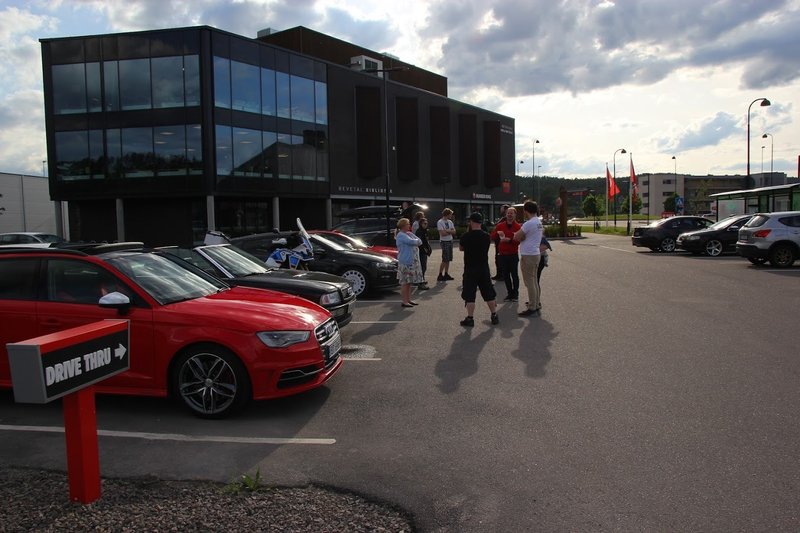 Bildet kan inneholde: en eller flere personer, bil, himmel, sky, sko og utendørs