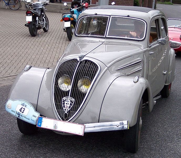 689px-Peugeot_402_grey_vl.jpg