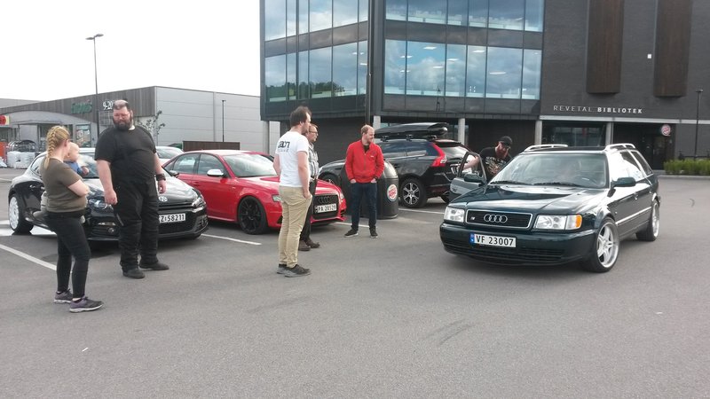 Bildet kan inneholde: en eller flere personer, bil og utendørs