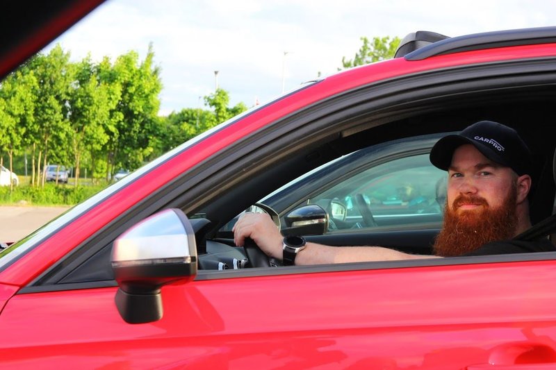 Bildet kan inneholde: 1 person, skjegg, bil og utendørs