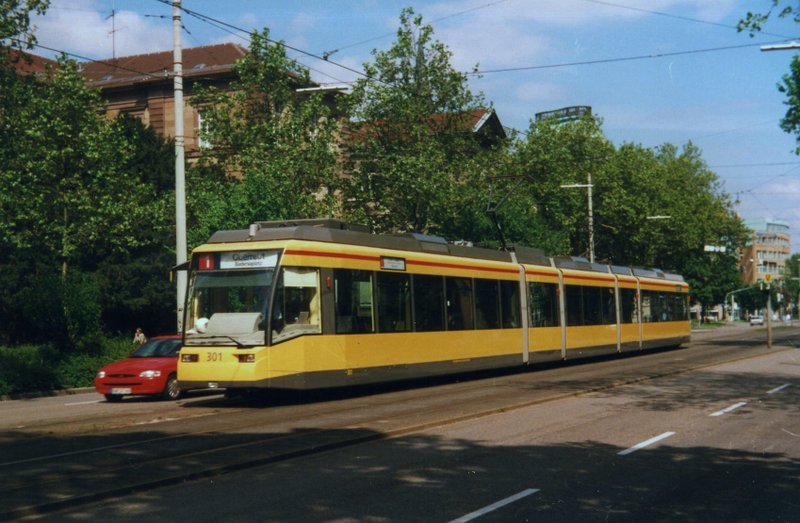 800px-Karlsruhe_Tramway_car_301.jpg