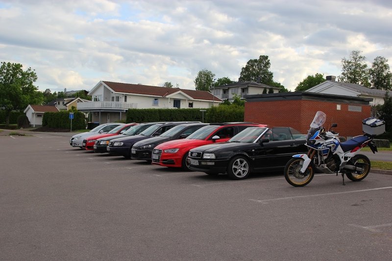 Bildet kan inneholde: himmel, sky, bil, tre og utendørs