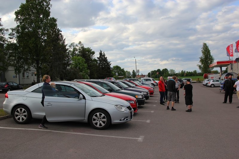 Bildet kan inneholde: sky, himmel, bil, tre, utendørs og natur