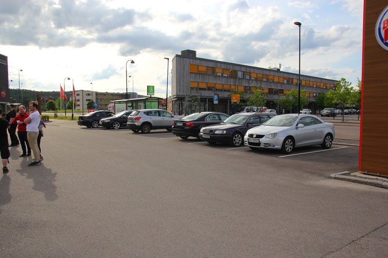 Bildet kan inneholde: himmel, sky, bil, basketballbane og utendørs