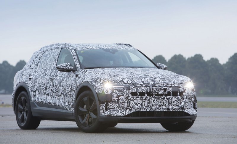 Audi-e-tron-spy-photo-103.jpg