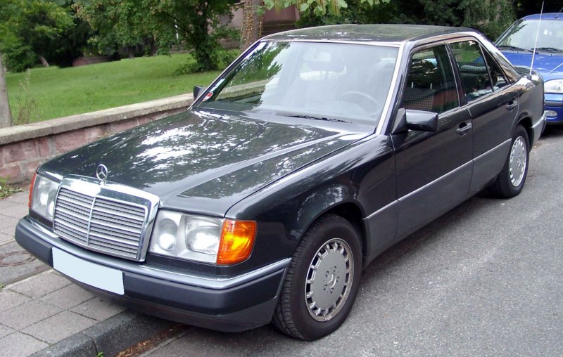 Mercedes-Benz_W124_front_20080808.jpg