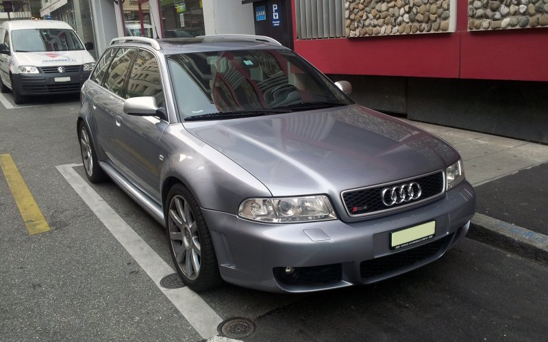 Silver_Audi_RS4_(B5)_fr.jpg