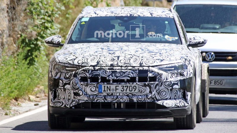 audi-e-tron-quattro-spy-pics.jpg