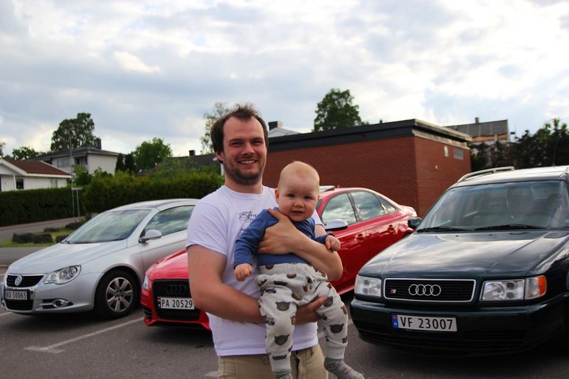 Bildet kan inneholde: 2 personer, inkludert Lasse Børresen, sky, himmel, bil og utendørs