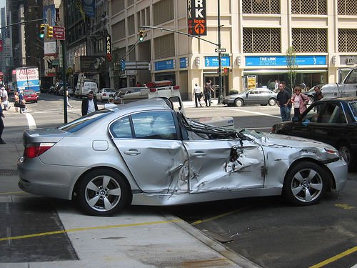 bnw-accident-parking-fail-car-hit-and-ru