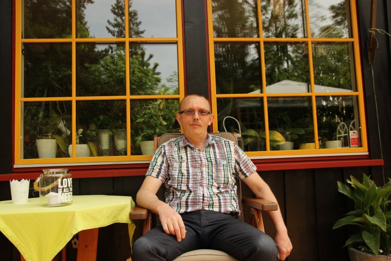 Bildet kan inneholde: 1 person, sitter