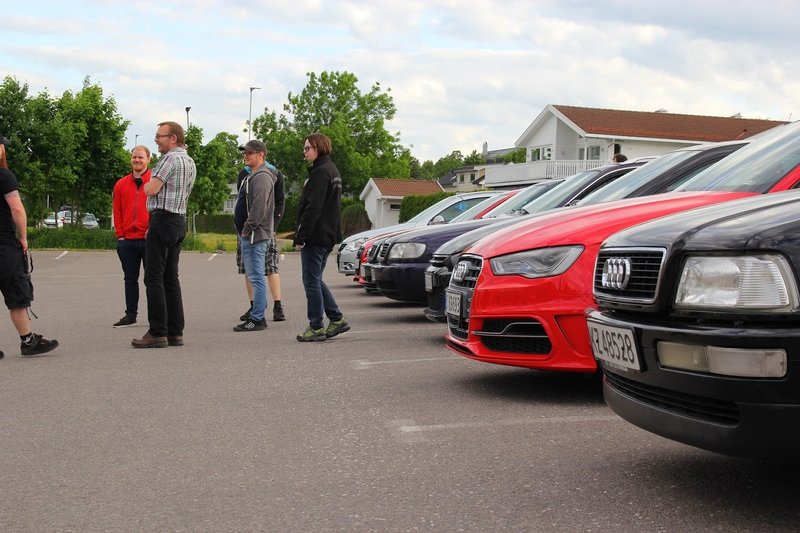 Bildet kan inneholde: 1 person, bil, tre, himmel, sko og utendørs