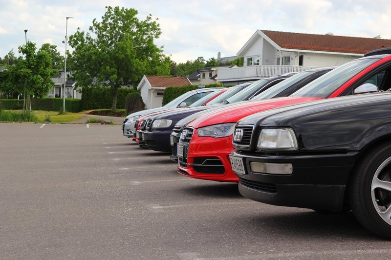 Bildet kan inneholde: bil, tre, himmel og utendørs