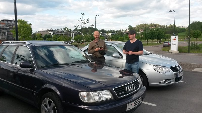 Bildet kan inneholde: 2 personer, bil og utendørs