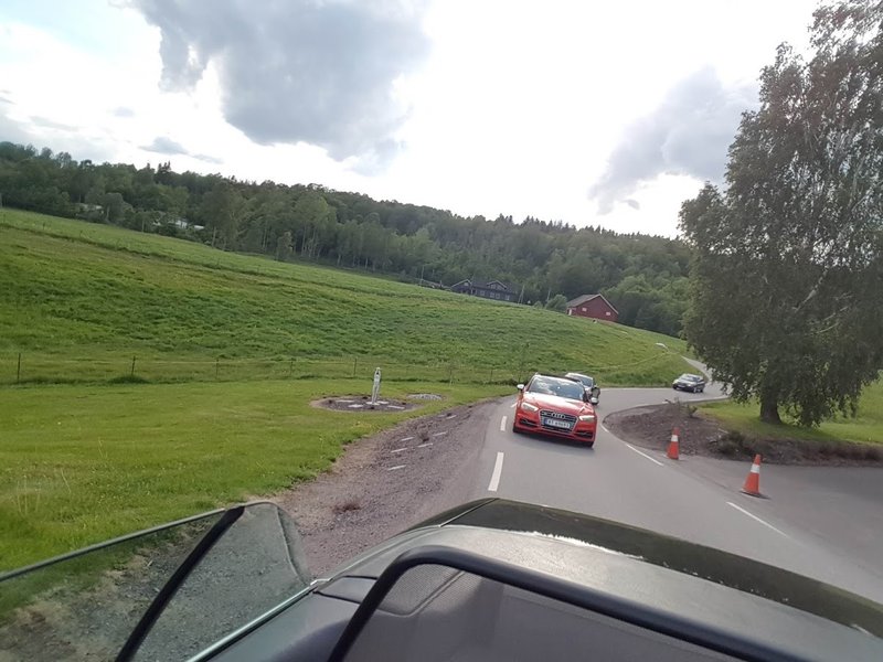 Bildet kan inneholde: sky, himmel, tre, bil, utendørs og natur