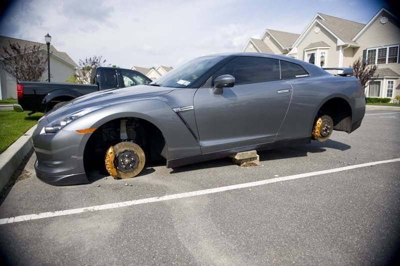 nissan_gtr_wheels_stolen_002_zps8b83db05