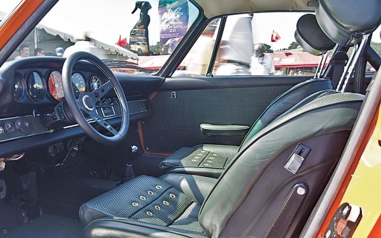 singer-porsche-911-interior.jpg