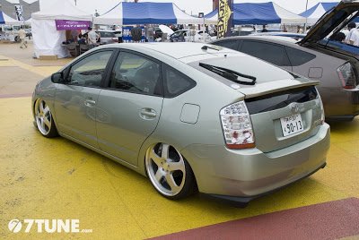 toyota_prius_slammed_2.jpg