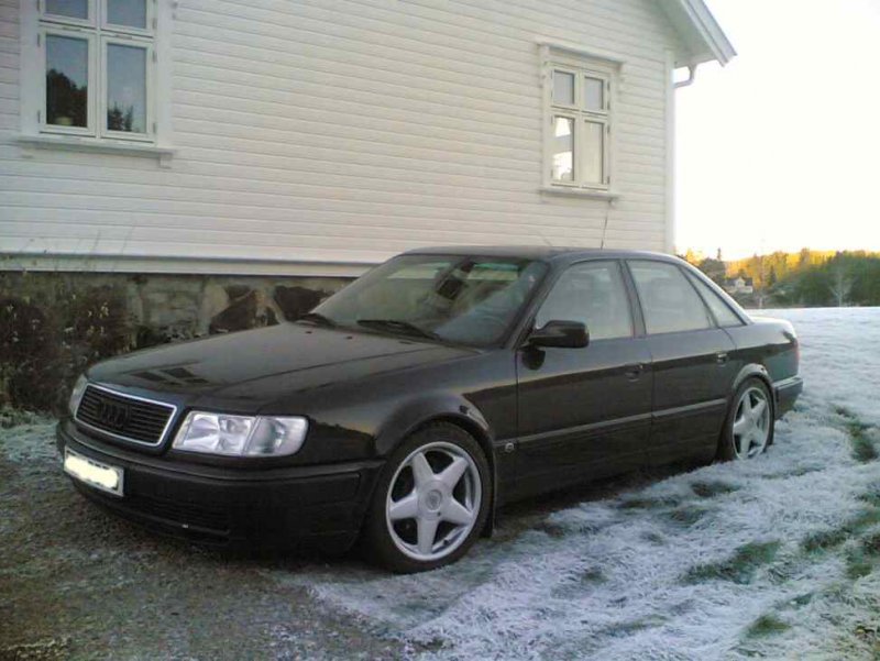 Bilen min på grasset.jpg