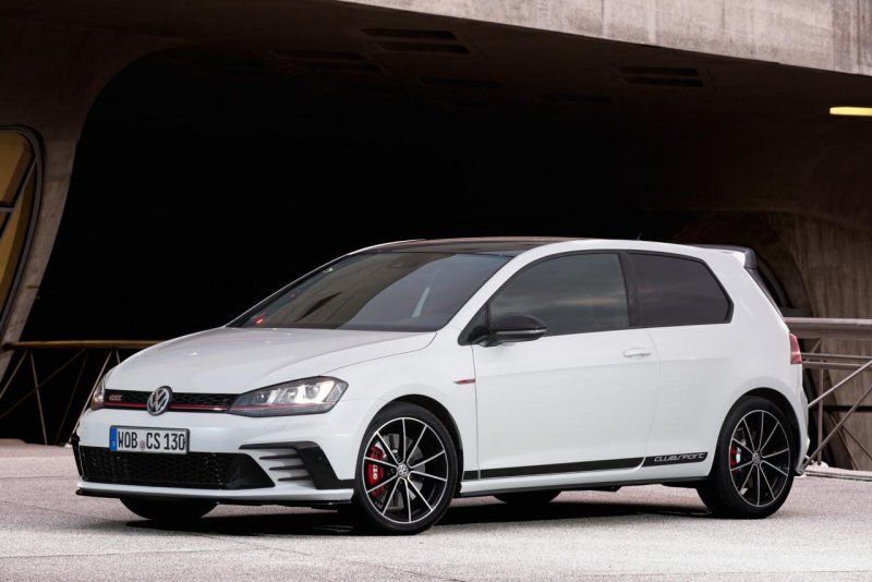 2016-Volkswagen-Golf-GTI-Clubsport-front-three-quarter-03.jpg
