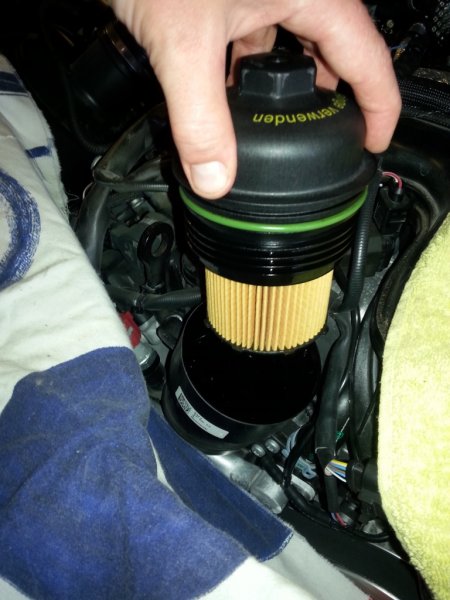 Nytt filter settes i motoren.jpg