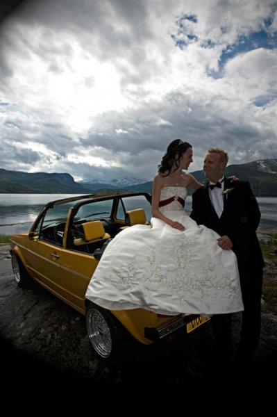 Brudeparet og bilen (Large).jpg
