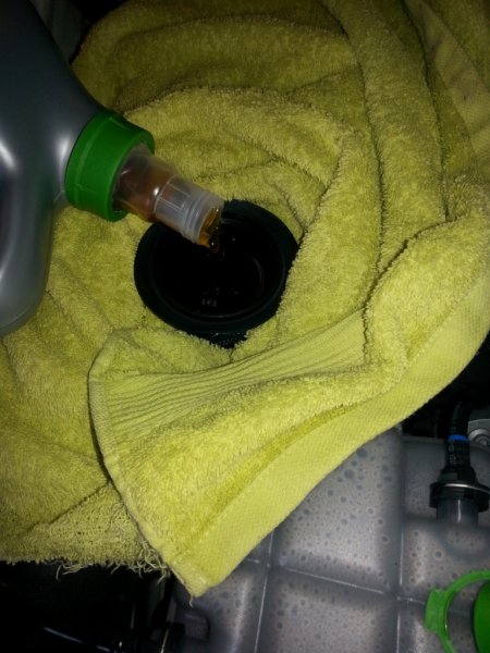 Fersk olje helles i motoren.jpg