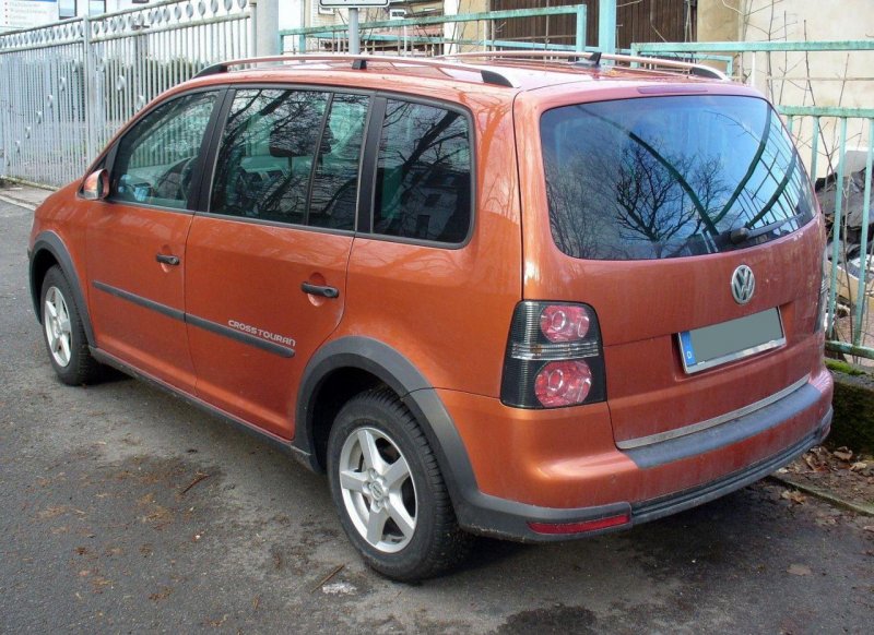 VW_CrossTouran_Heck.jpg
