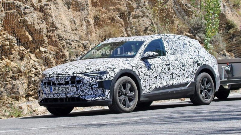 audi-e-tron-quattro-spy-pics.jpg